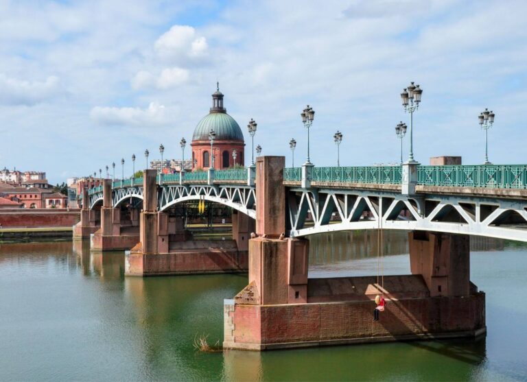 Deux jours dans l'espace - Toulouse. JVO Voyages votre agence de voyages en groupe par excellence, organise des excursions et croisières. Pont Saint Pierre.