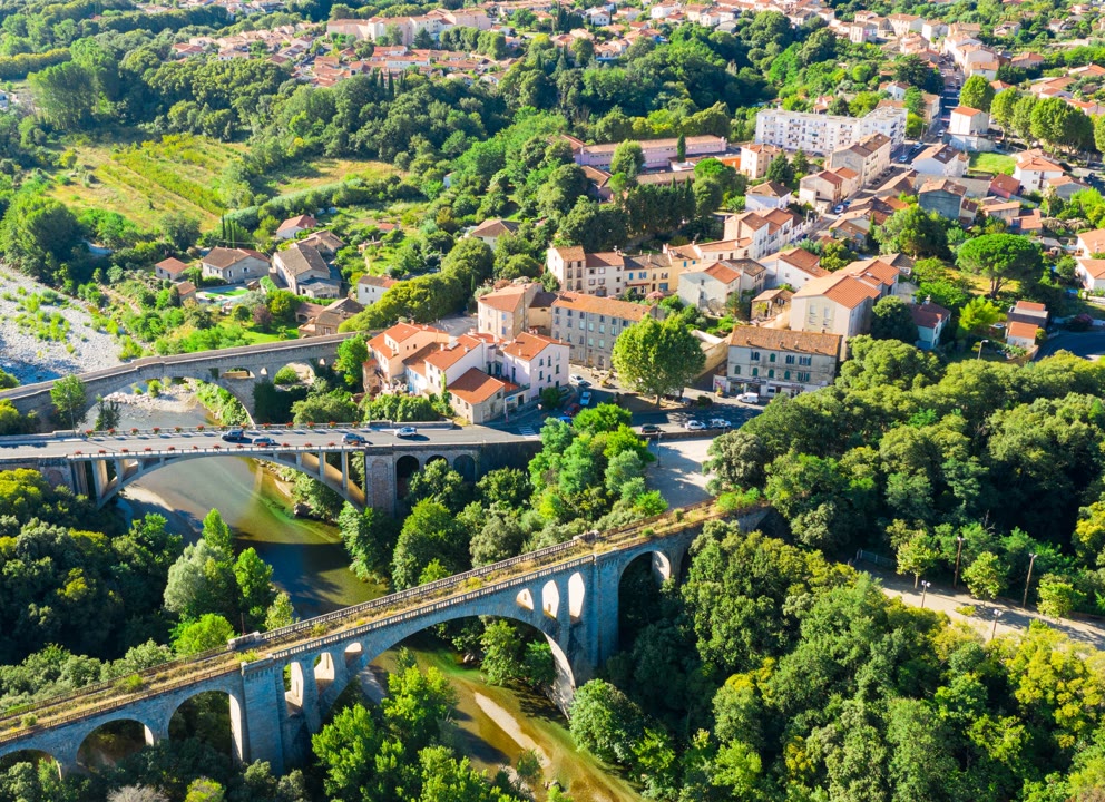 Vue aérienne des villages des Pyrénées Orientales