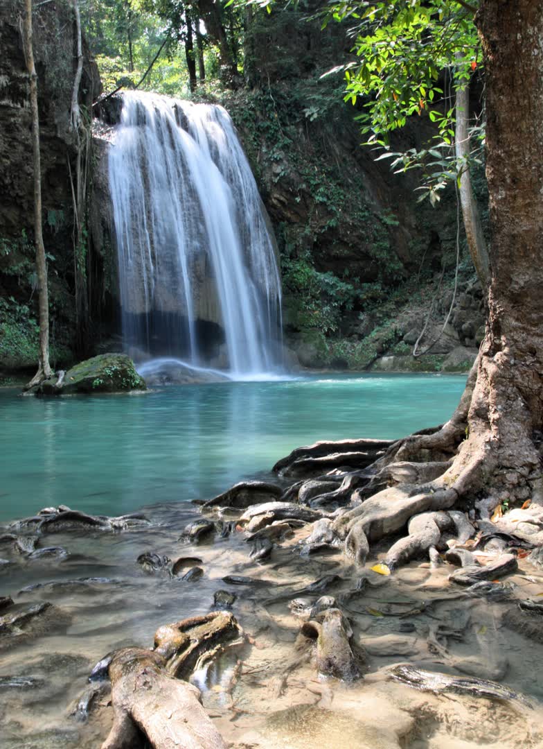 Cascade d'eau. JVO Voyage, votre agence de voyages en groupe par excellence, organise des excursions en Thaïlande.