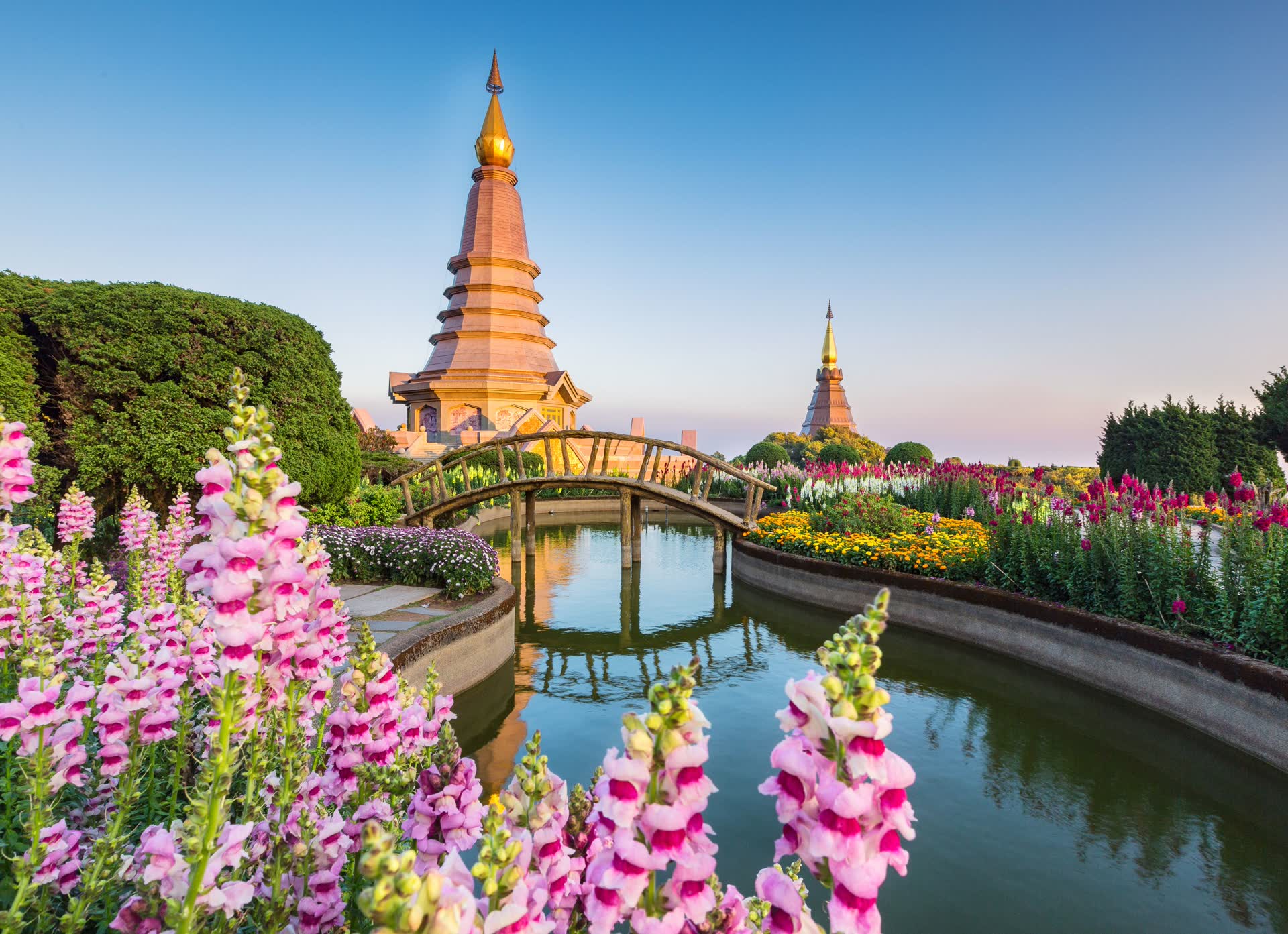 Jardin bouddhiste. JVO Voyage, votre agence de voyages en groupe par excellence, organise des excursions en Thaïlande.