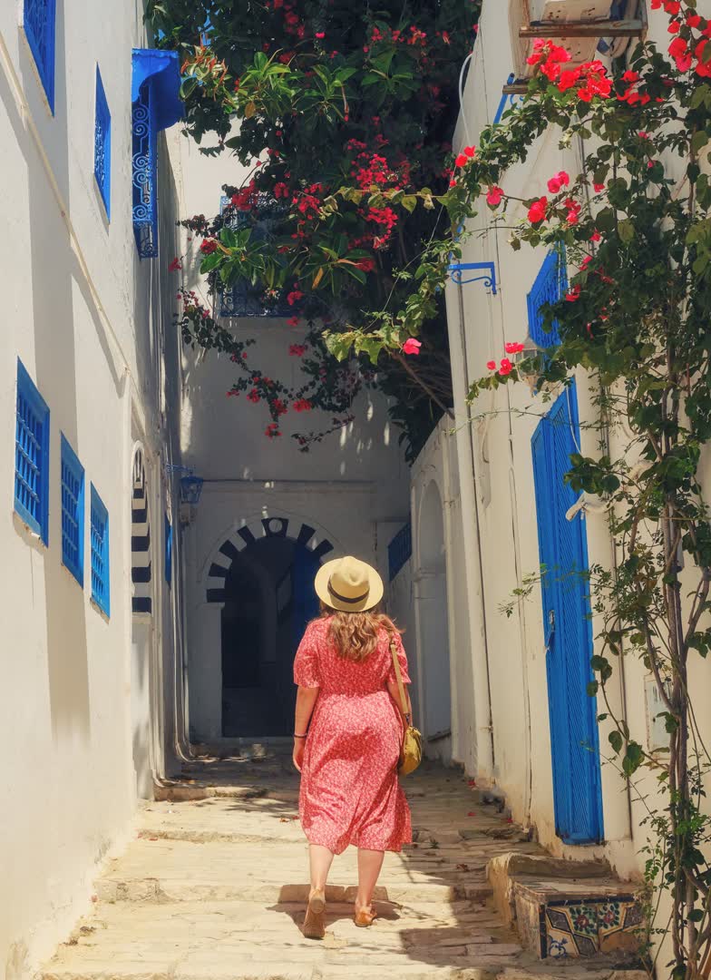 Rue d'Hammamet. JVO Voyage, votre agence de voyages en groupe par excellence, organise des excursions en Tunisie.