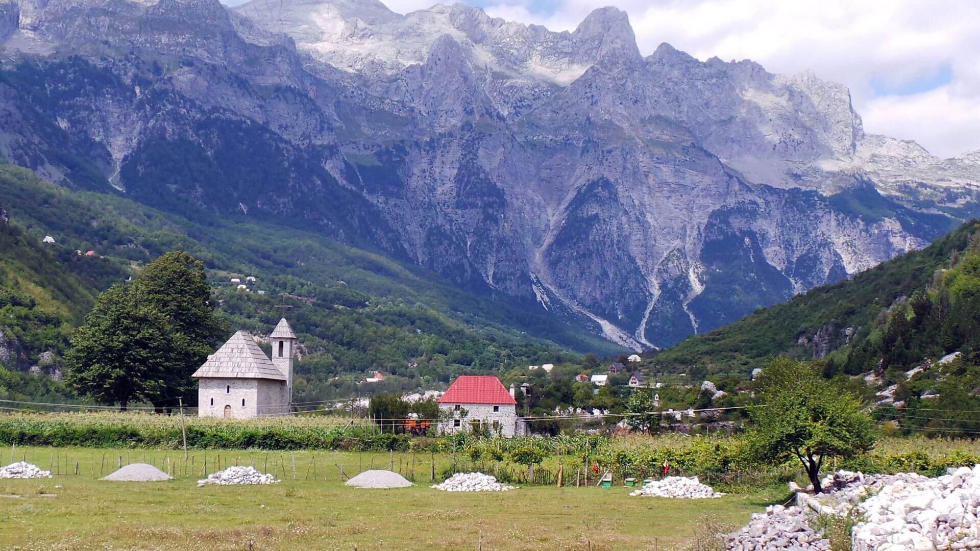 Albanie. JVO Voyages votre agence de voyages en groupe par excellence, organise des excursions et croisières. Vue des montagnes