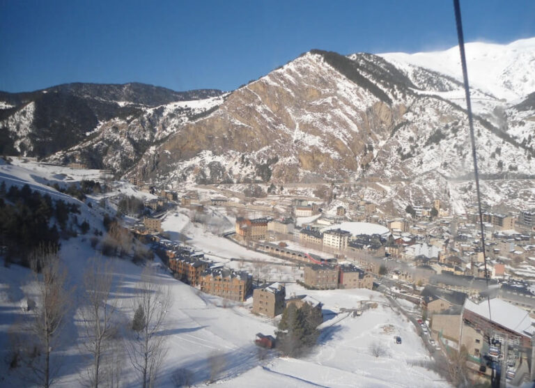 JVO Voyages votre agence de voyages en groupe par excellence, organise des excursions Au cœur des montagnes. Domaine skiable d'Andorre, vue du Pas de la Case.