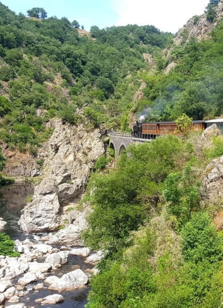 JVO Voyage, votre agence de voyages en groupe par excellence, organise des excursions en Ardèche. Excursion à bord du train historique le Mastrou
