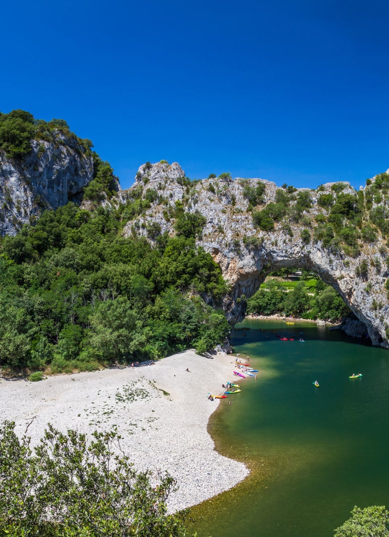 Pont d'Arc. JVO Voyage, votre agence de voyages en groupe par excellence, organise des excursions en Ardèche.