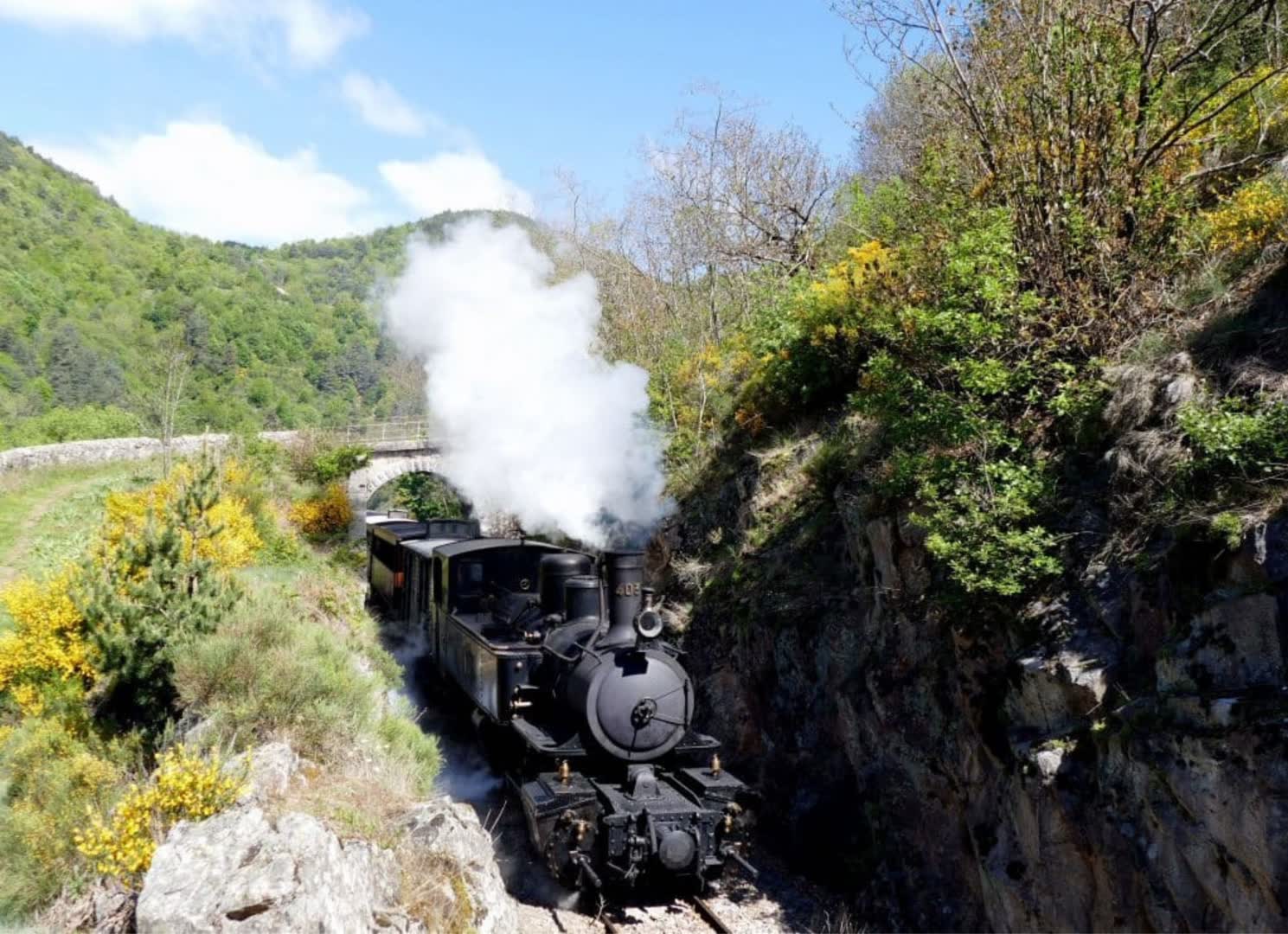 JVO Voyage, votre agence de voyages en groupe par excellence, organise des excursions en Ardèche. Le train historique le Mastrou