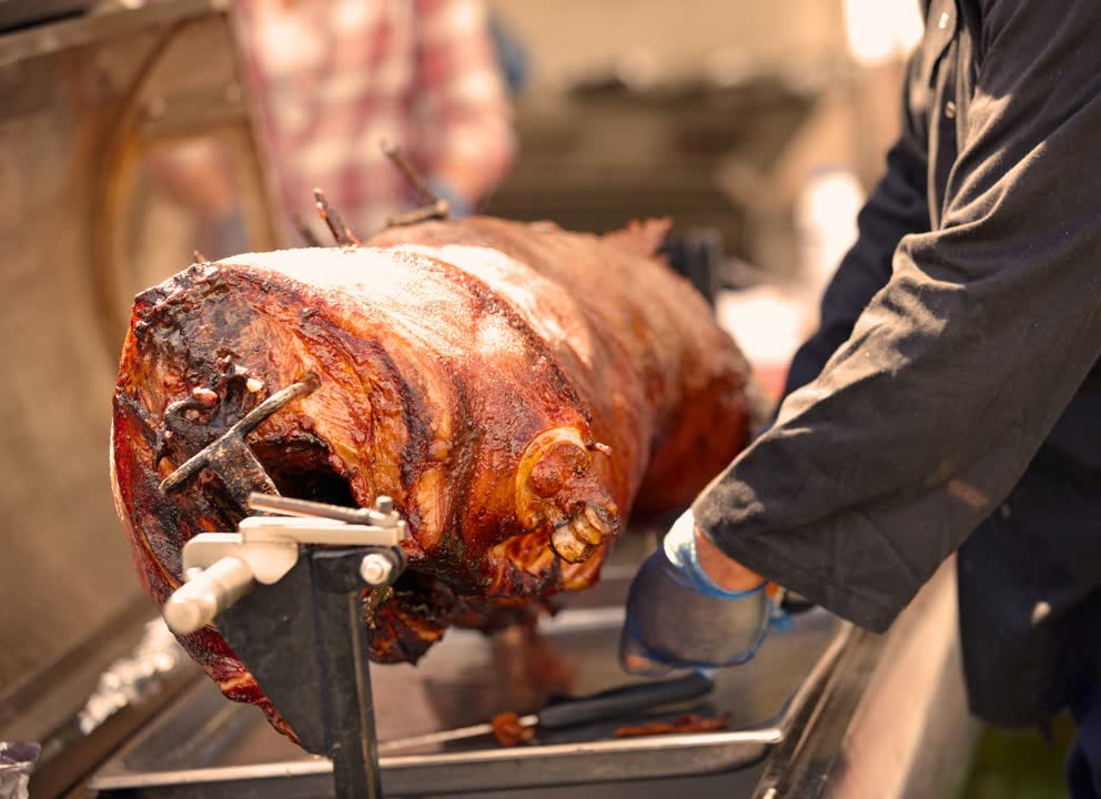 Dégustation de cochon de lait. JVO Voyage, votre agence de voyages en groupe par excellence, organise des excursions en Ardèche.