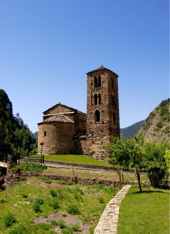 JVO Voyages votre agence de voyages en groupe par excellence, organise des excursions Au cœur des montagnes. Eglise de Canillo en Andorre.