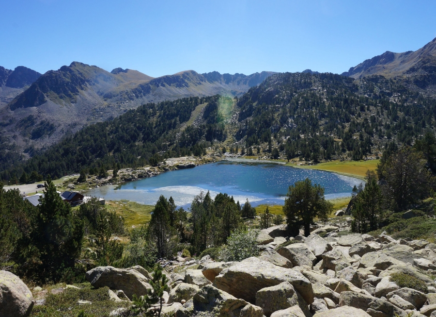 JVO Voyages votre agence de voyages en groupe par excellence, organise des excursions Au cœur des montagnes. Andorre et son lac.