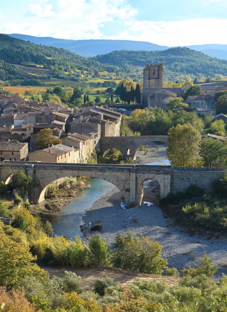 Village de l'Aude. JVO Voyage, votre agence de voyages en groupe par excellence, organise des excursions en Occitanie.