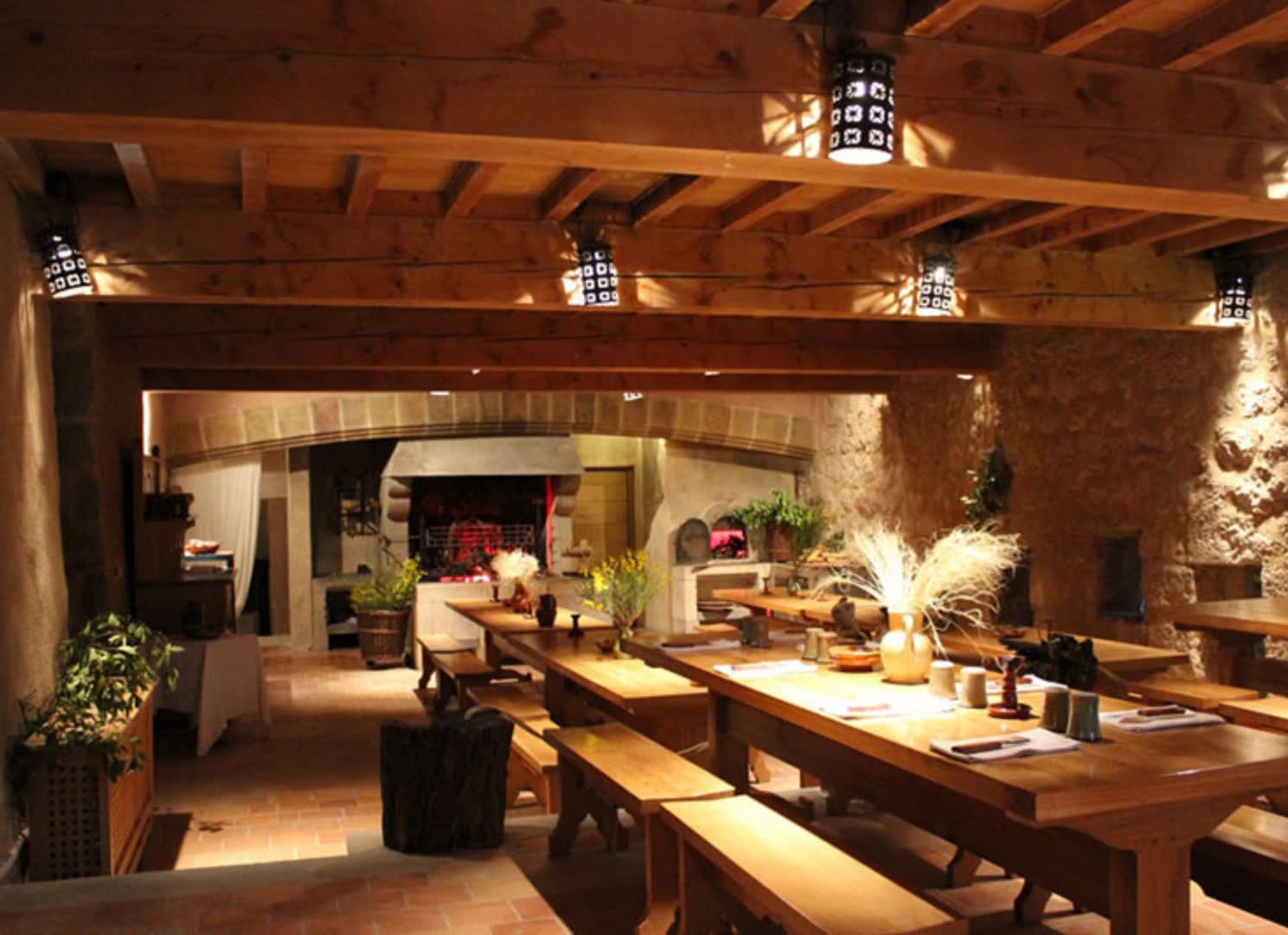 Restaurant dans l'Aude. JVO Voyage, votre agence de voyages en groupe par excellence, organise des excursions en Occitanie.