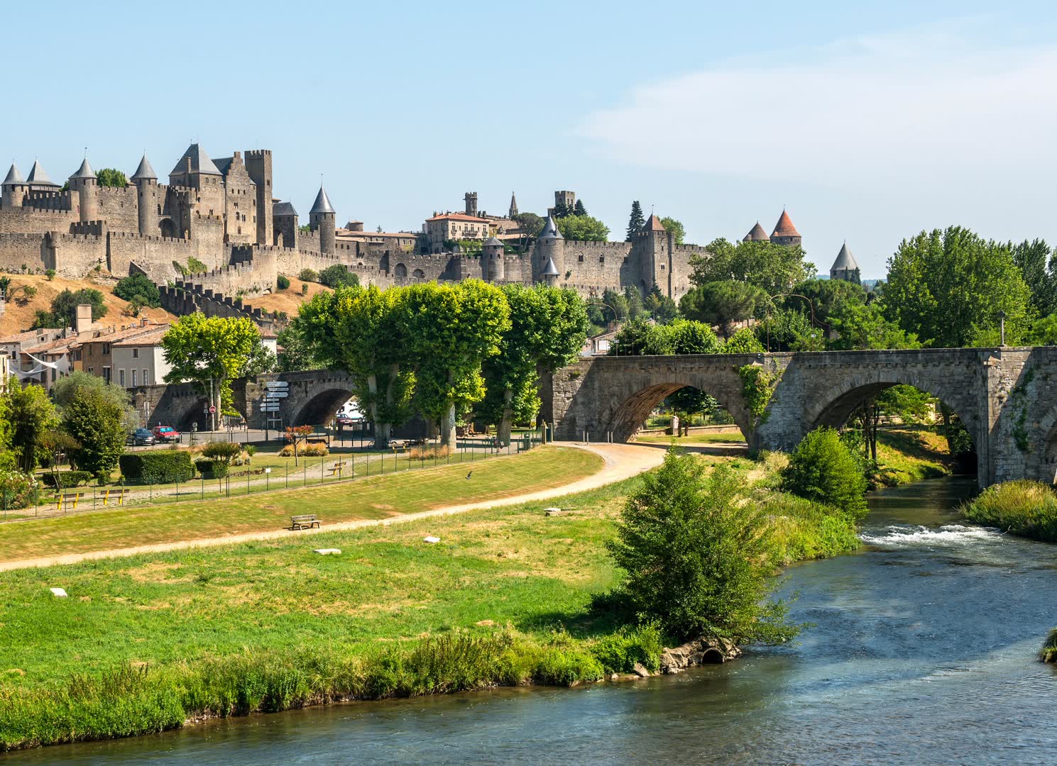 La cité médiévale de Carcassonne dans l'Aude. JVO Voyage, votre agence de voyages en groupe par excellence, organise des excursions en Occitanie.