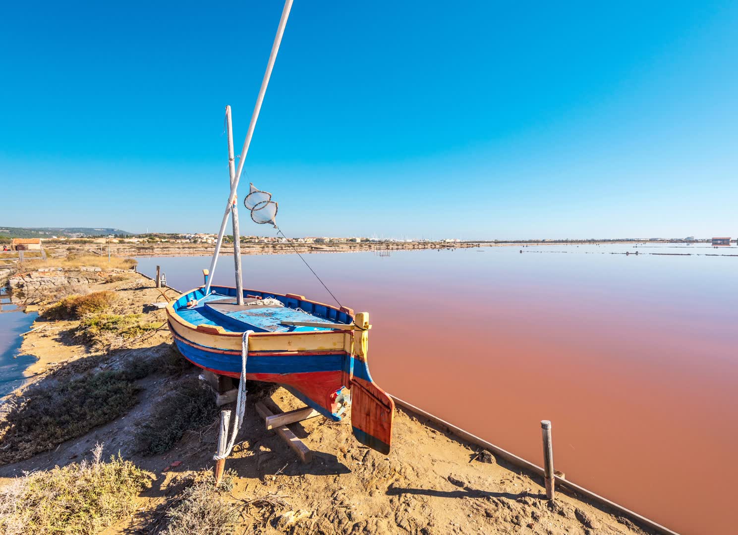 Les salins de la Palme dans l'Aude. JVO Voyage, votre agence de voyages en groupe par excellence, organise des excursions en Occitanie.