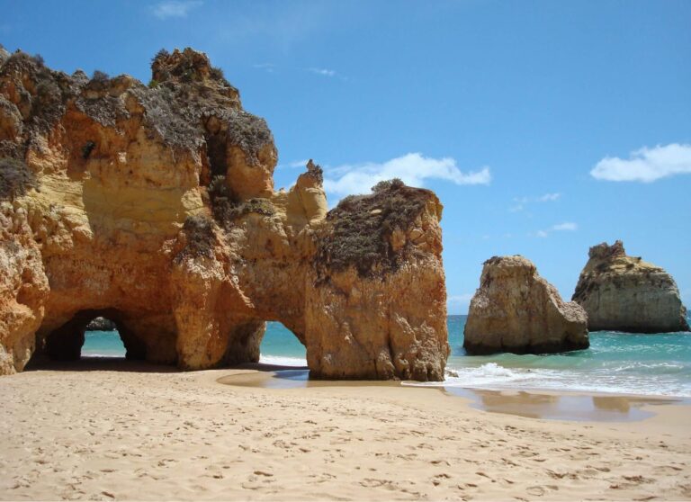 Authentique Algarve. Découvrez l'âme véritable de cette région du sud du Portugal. JVO Voyages votre agence de voyages en groupe par excellence, organise des excursions. Plages