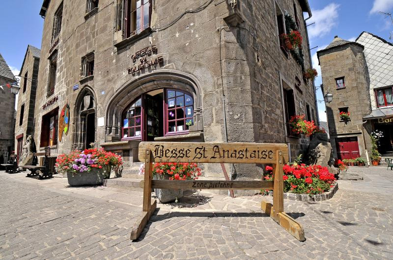 JVO Voyage, votre agence de voyages en groupe par excellence, organise des excursions en Auvergne. Visite de Besse-et-Saint-Anastaise