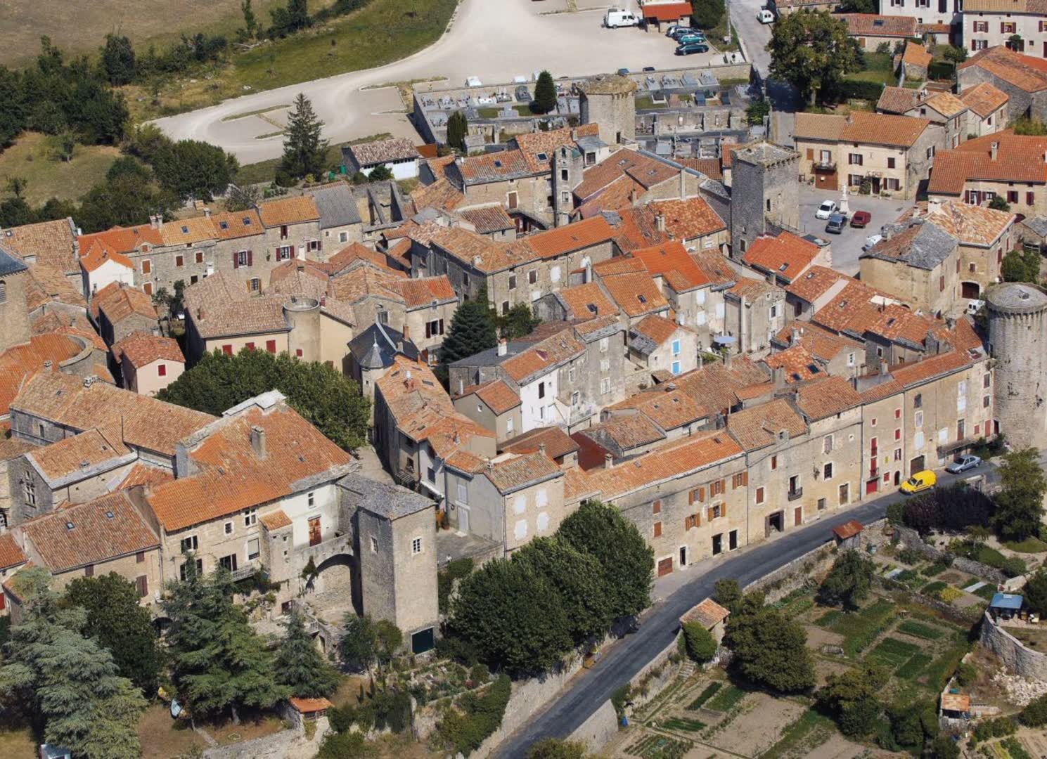 JVO Voyage, votre agence de voyages en groupe par excellence, organise des excursions en Occitanie. Vue aérienne d'un village de l'Aveyron