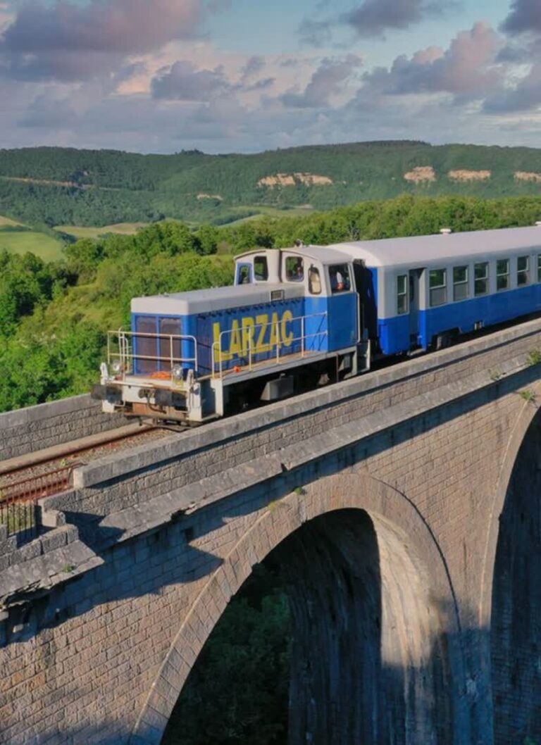 JVO Voyage, votre agence de voyages en groupe par excellence, organise des excursions dans l'Aveyron. Train du Larzac