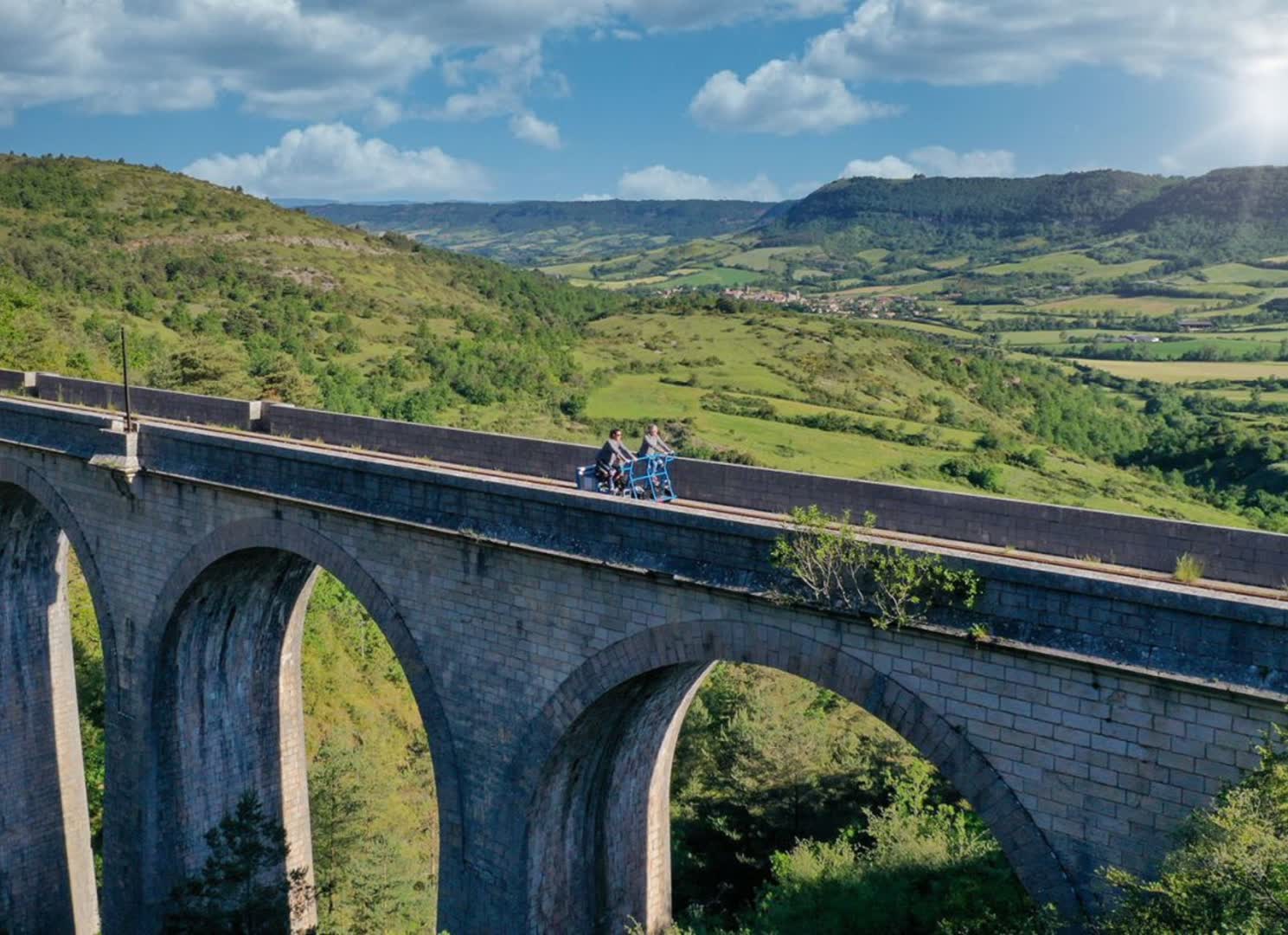 JVO Voyage, votre agence de voyages en groupe par excellence, organise des excursions dans l'Aveyron. Vélo-Rail