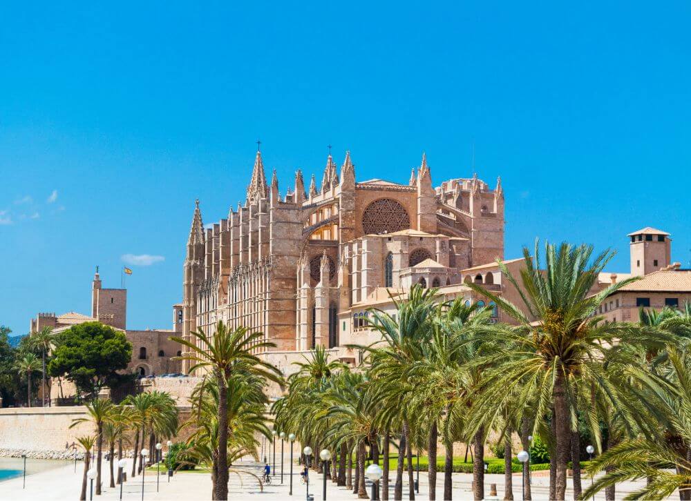 Randonnées - Baléares. JVO Voyages votre agence de voyages en groupe par excellence, organise des excursions. Eglise de Palma de Majorque