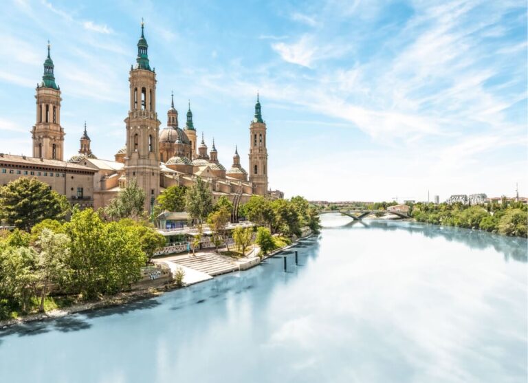 JVO Voyage, votre agence de voyages en groupe par excellence, organise des excursions en Espagne. Basilique del Pilar à Saragosse