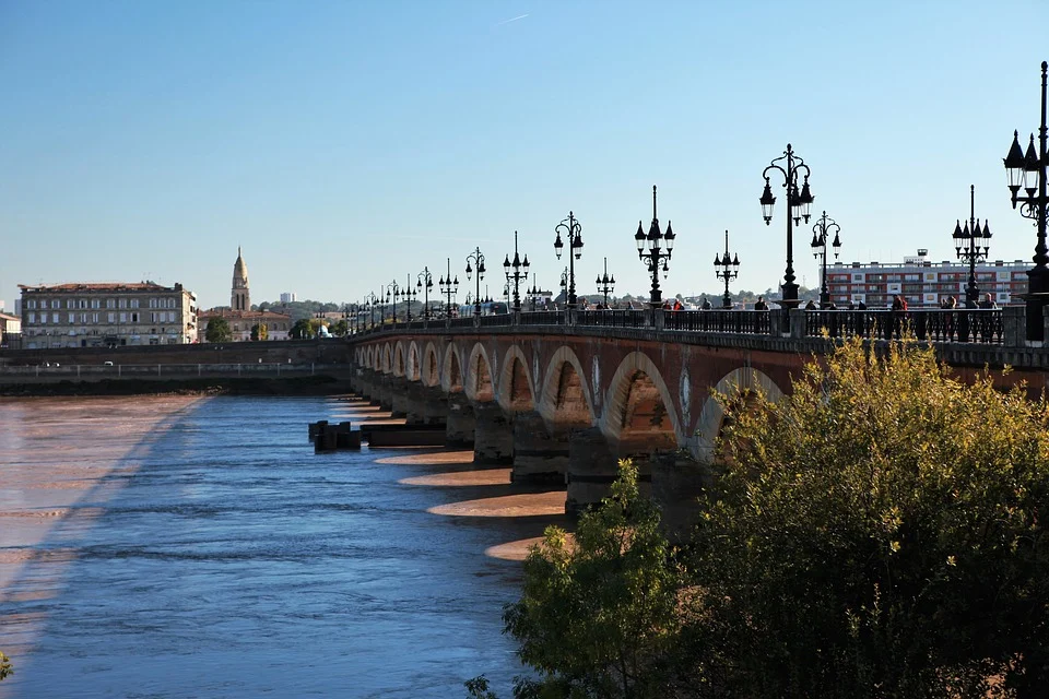 Pont de pierre de Bordeaux. JVO Voyage, votre agence de voyages en groupe par excellence, organise des excursions en Gironde.