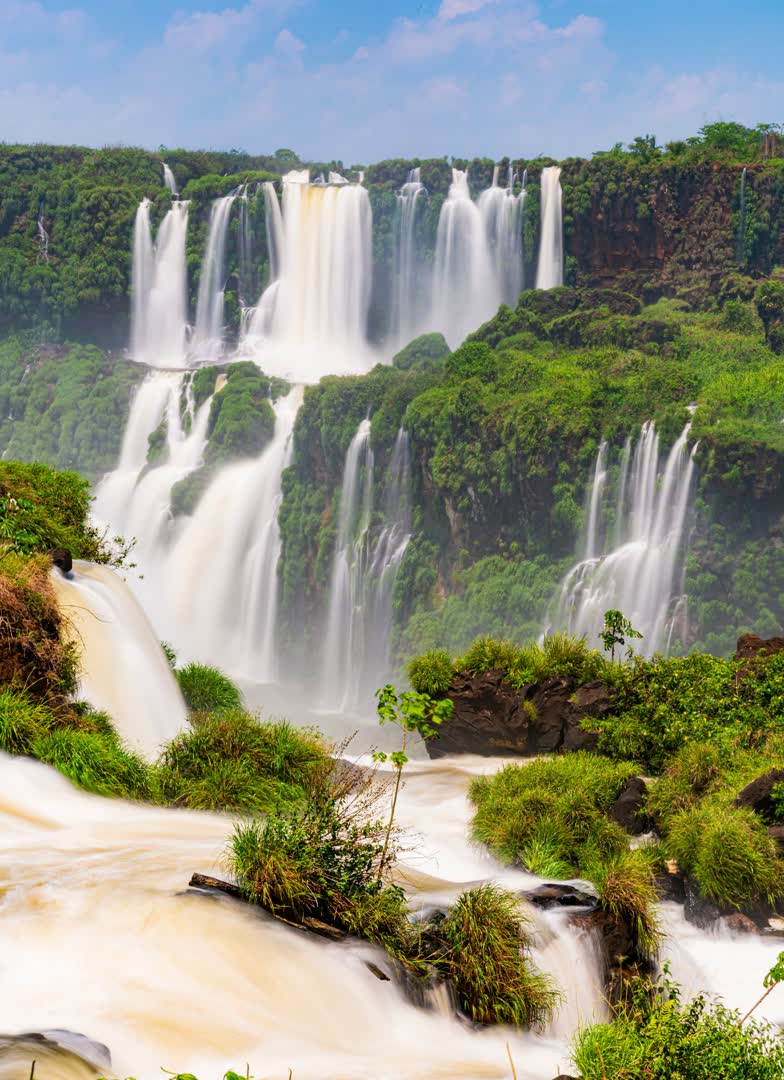 Cascade d'eau en Amazonie. JVO Voyage, votre agence de voyages en groupe par excellence, organise des excursions au Brésil.