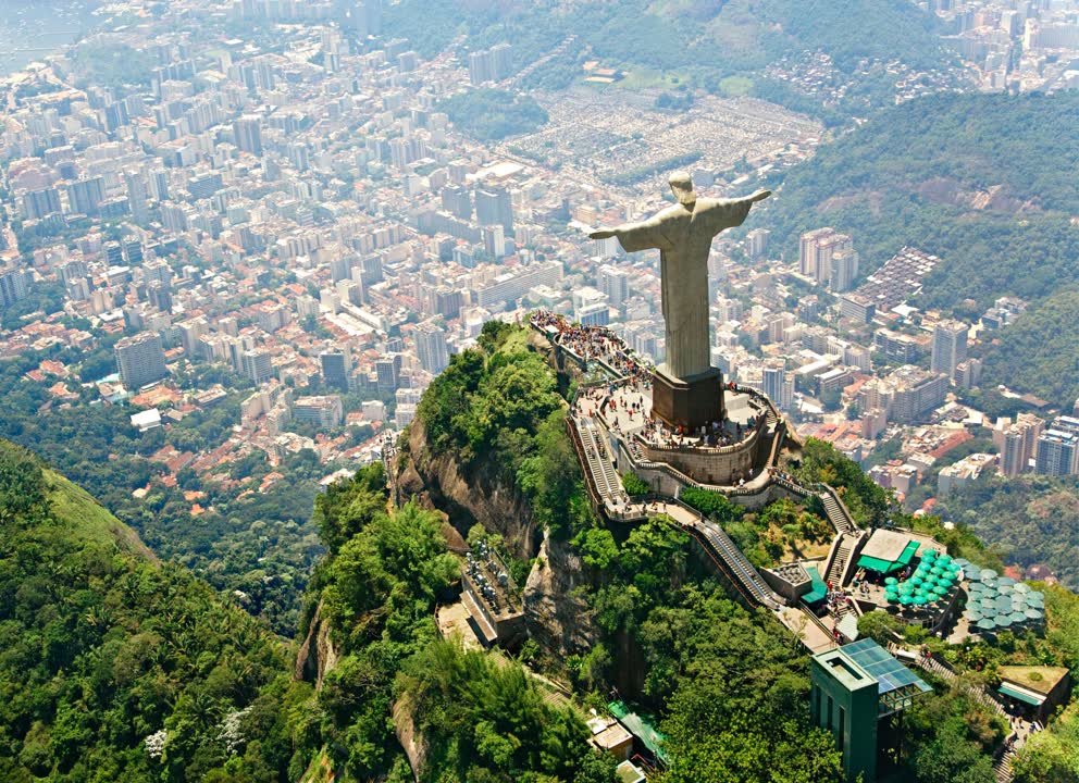 Statue du Christ Rédempteur à Rio de Janeiro. JVO Voyage, votre agence de voyages en groupe par excellence, organise des excursions au Brésil.