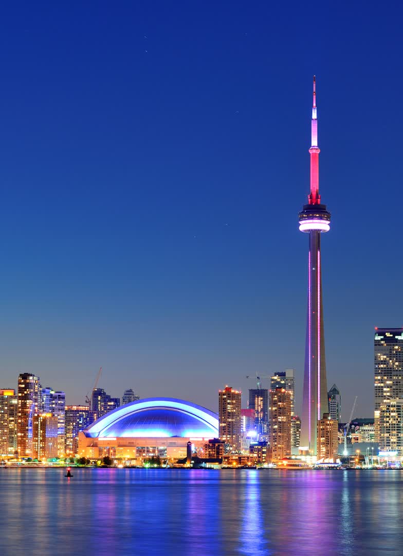 JVO Voyage, votre agence de voyages en groupe par excellence, organise des excursions au Canada. Montreal la nuit.