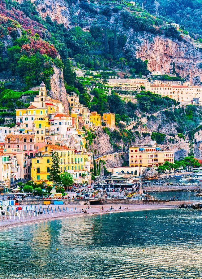 Capri - La côte Amalfitaine. JVO Voyages votre agence de voyages en groupe par excellence, organise des excursions et croisières. Les plages de Capri.