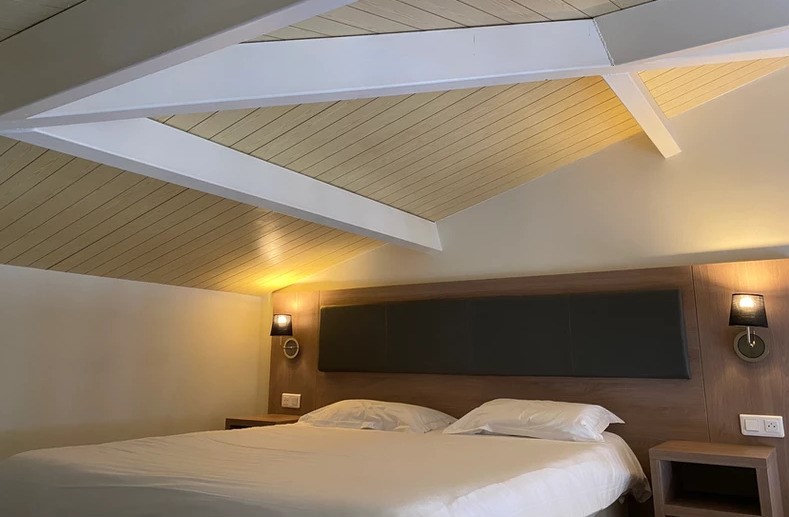 JVO Voyage, votre agence de voyages en groupe par excellence, organise des excursions en France sur l'île de Beauté. Chambre de l'hôtel Bellavista en Corse.