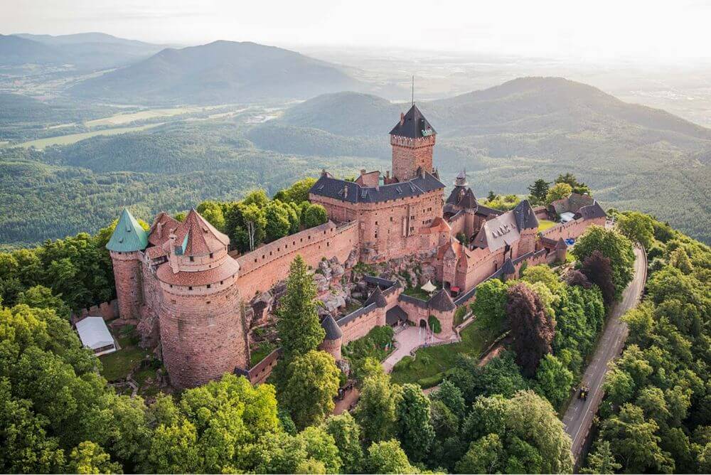 L'Alsace. JVO Voyages votre agence de voyages en groupe par excellence, organise des excursions et croisières. Château alsacien.