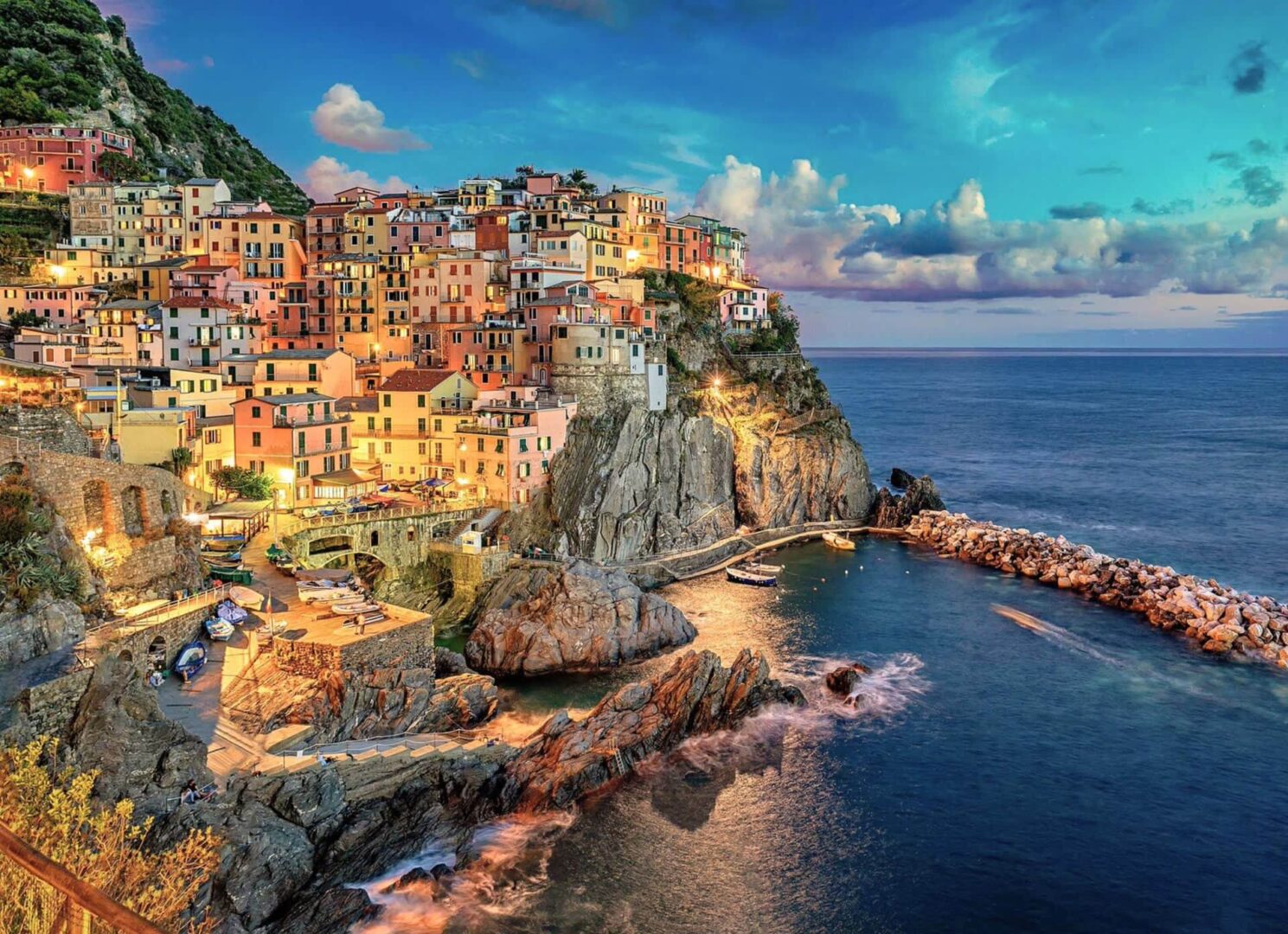 JVO Voyage, votre agence de voyages en groupe par excellence, organise des excursions en Italie. Vue des hauteurs de Portofino, la nuit.