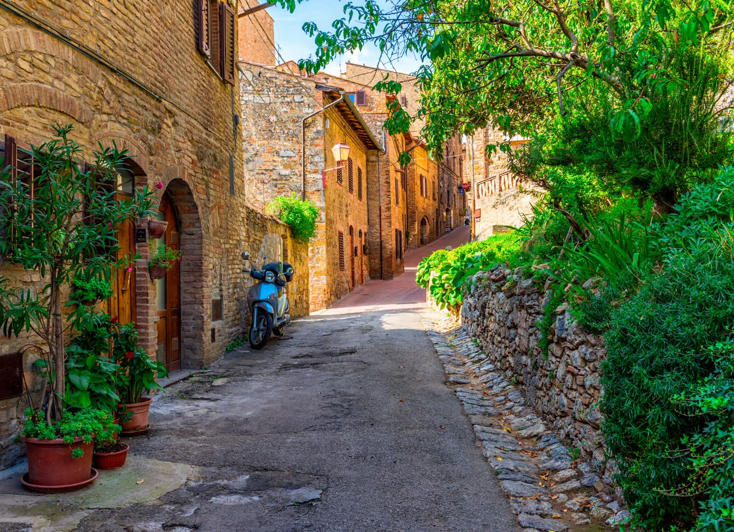 Rue de Sirmione. JVO Voyage, votre agence de voyages en groupe par excellence, organise des excursions en Italie.