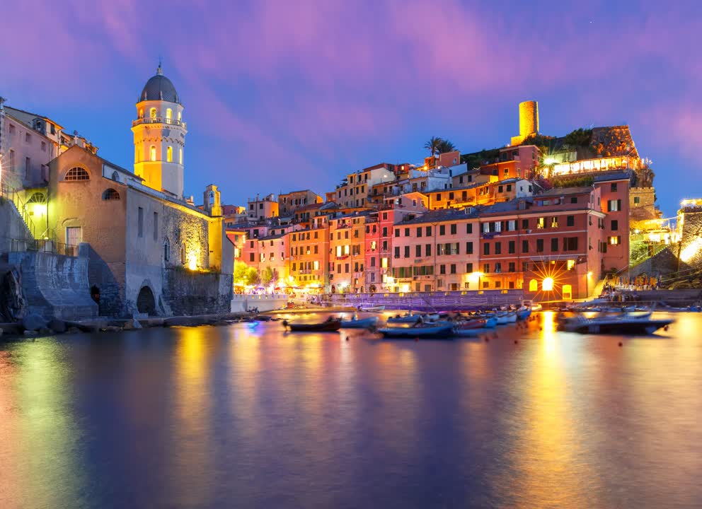 JVO Voyage, votre agence de voyages en groupe par excellence, organise des excursions en Italie. Portofino, la nuit.
