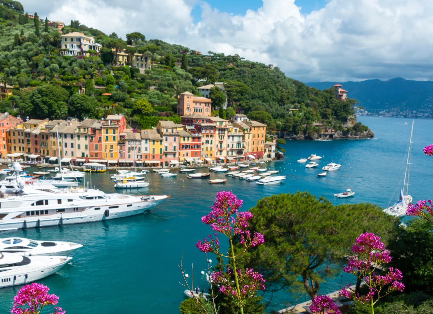 Vue aérienne du lac de Côme. JVO Voyage, votre agence de voyages en groupe par excellence, organise des excursions en Italie.