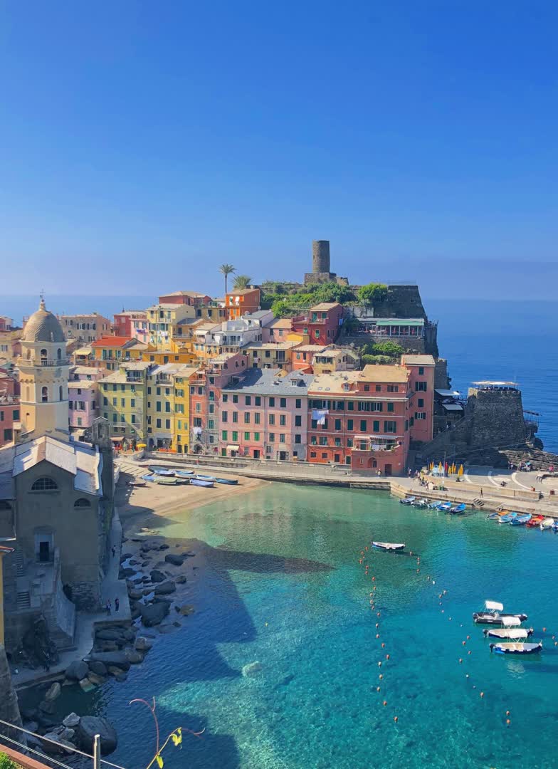 JVO Voyage, votre agence de voyages en groupe par excellence, organise des excursions en Italie. Les Cinque Terre. Port