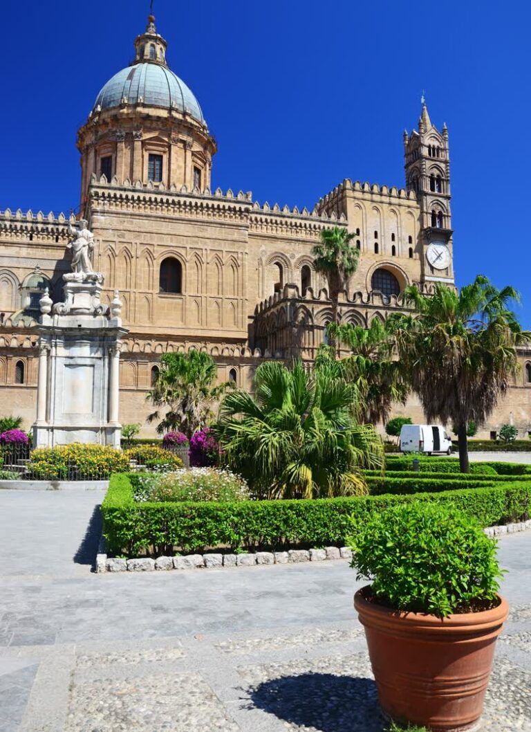 Palais Castellucio en Sicile à Noto. JVO Voyage, votre agence de voyages en groupe par excellence, organise des excursions en Italie.