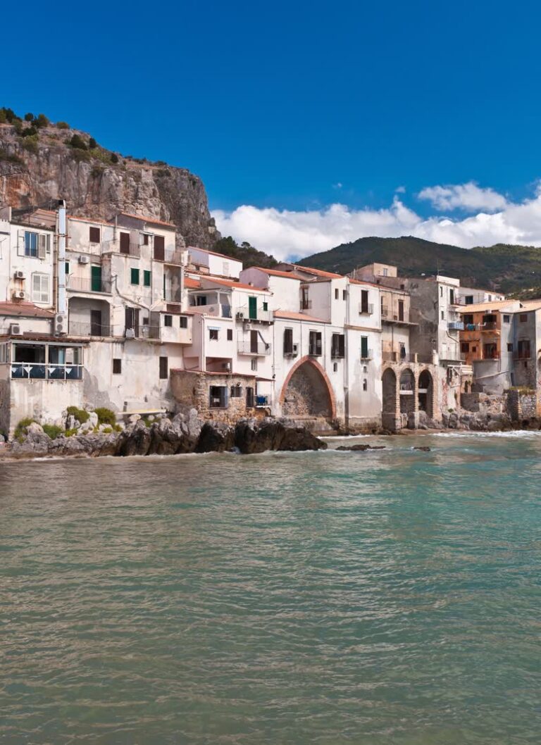 Village de Sicile en bord de mer. JVO Voyage, votre agence de voyages en groupe par excellence, organise des excursions en Italie.