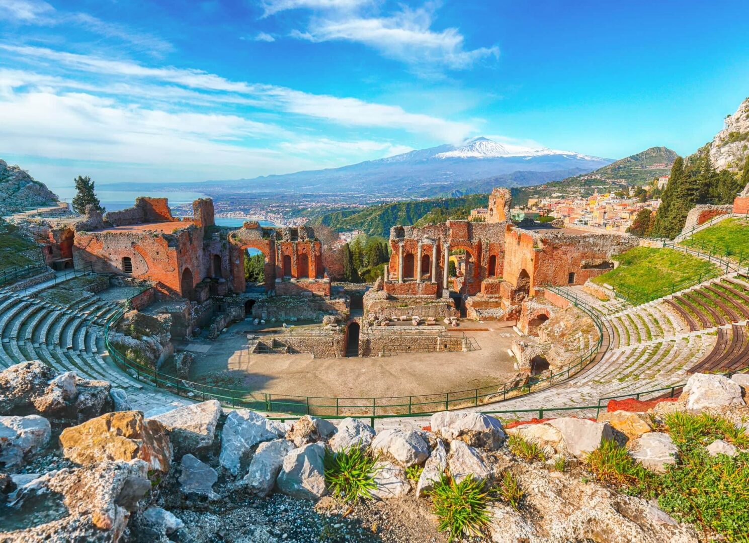 Théâtre Gréco-romain de Taormine en Sicile. JVO Voyage, votre agence de voyages en groupe par excellence, organise des excursions en Italie.