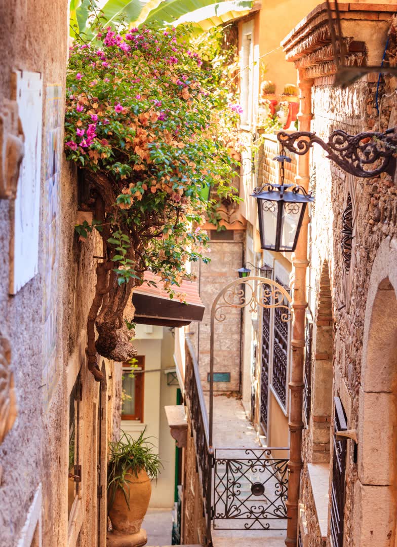 Rue de Taormine en Sicile. JVO Voyage, votre agence de voyages en groupe par excellence, organise des excursions en Italie.