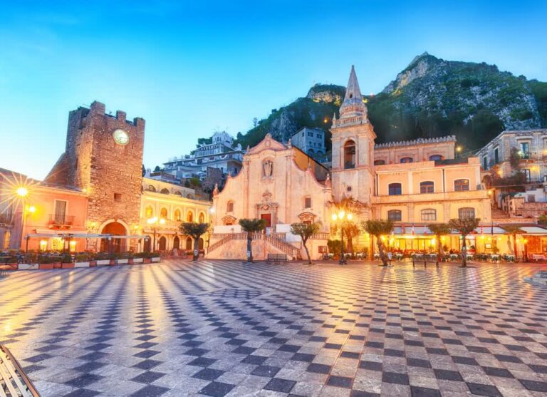 Place du centre ville de Cefalù en Sicile. JVO Voyage, votre agence de voyages en groupe par excellence, organise des excursions en Italie.