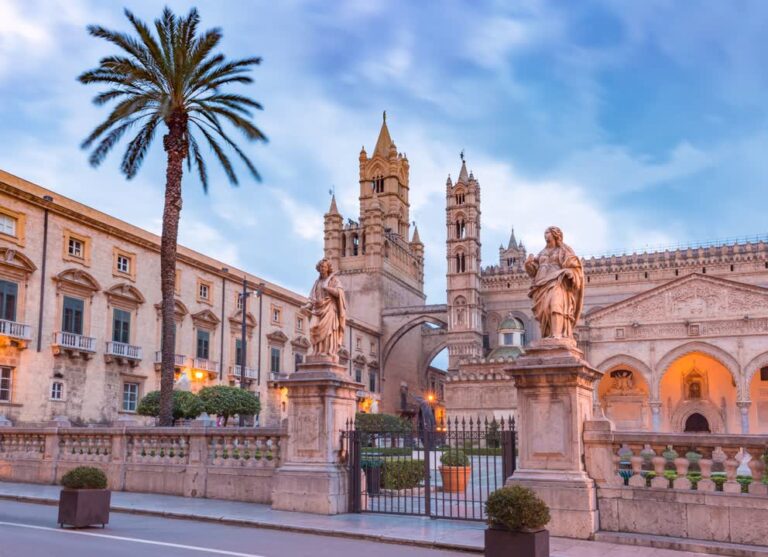 Ville de Taormine en Sicile. JVO Voyage, votre agence de voyages en groupe par excellence, organise des excursions en Italie.