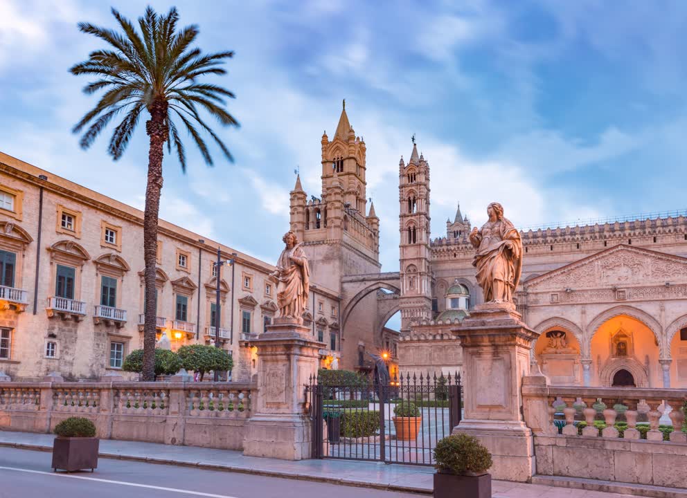 Ville de Taormine en Sicile. JVO Voyage, votre agence de voyages en groupe par excellence, organise des excursions en Italie.