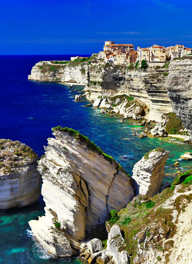 JVO Voyage, votre agence de voyages en groupe par excellence, organise des excursions en France sur l'île de Beauté. Calanque de Piana.