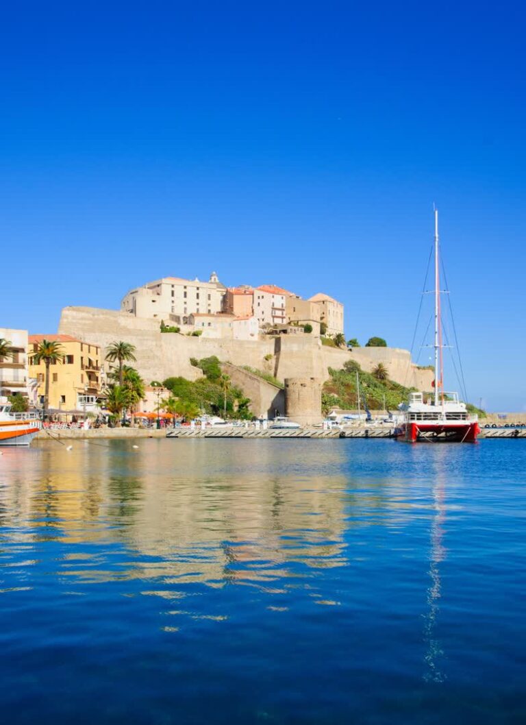 JVO Voyage, votre agence de voyages en groupe par excellence, organise des excursions en France sur l'île de Beauté. Citadelle de Calvi,