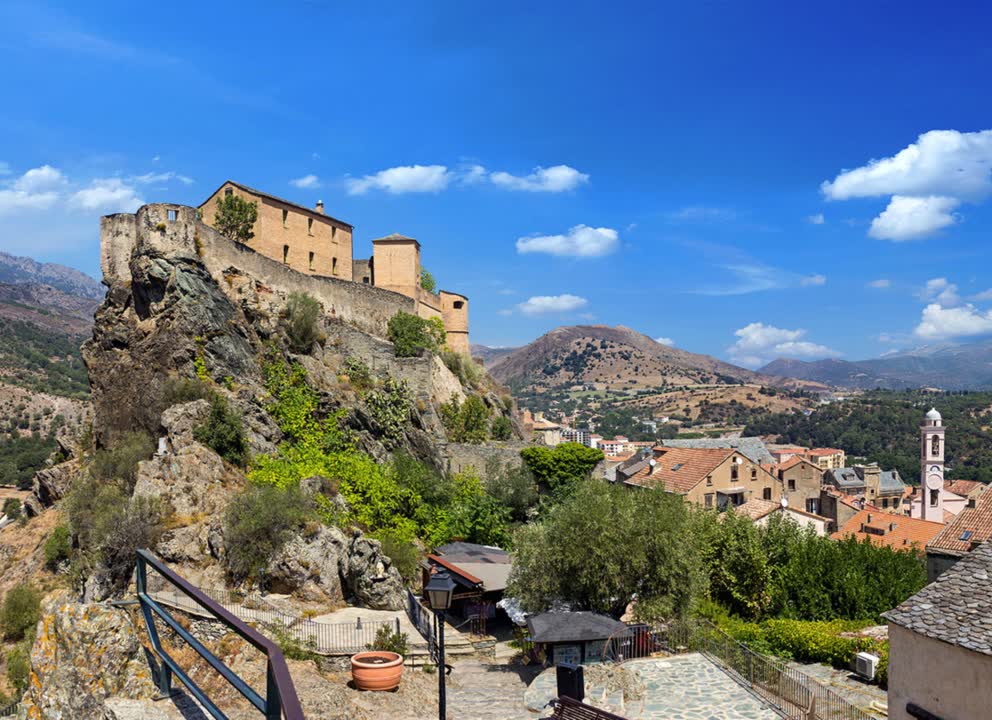 Village Corse. JVO Voyage, votre agence de voyages en groupe par excellence, organise des excursions en France sur l'île de Beauté.