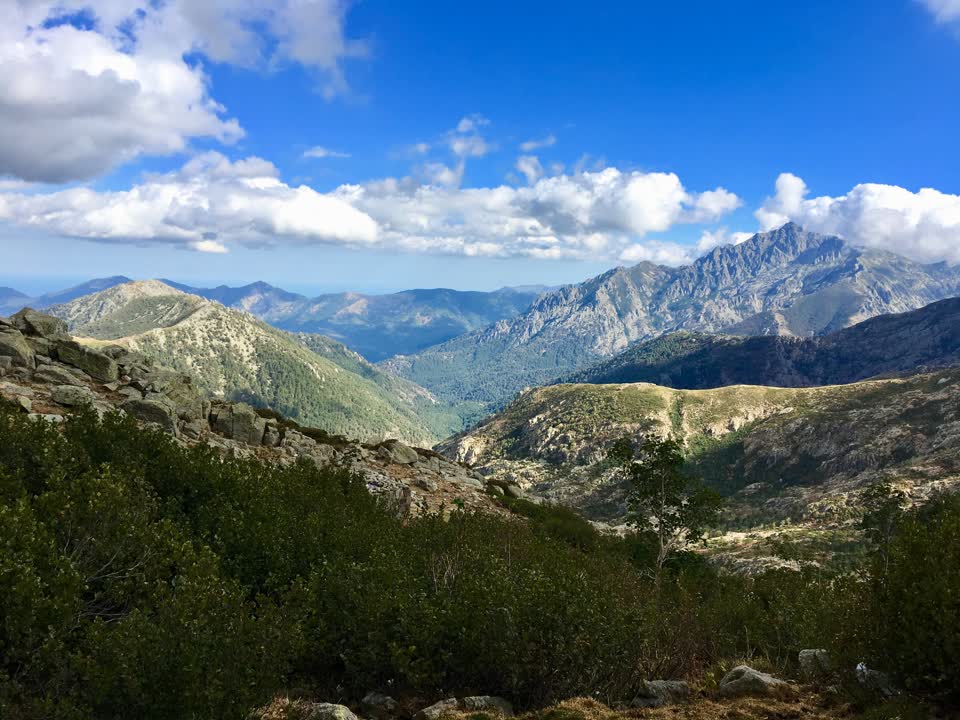 Montagnes Corse. JVO Voyage, votre agence de voyages en groupe par excellence, organise des excursions en France sur l'île de Beauté.