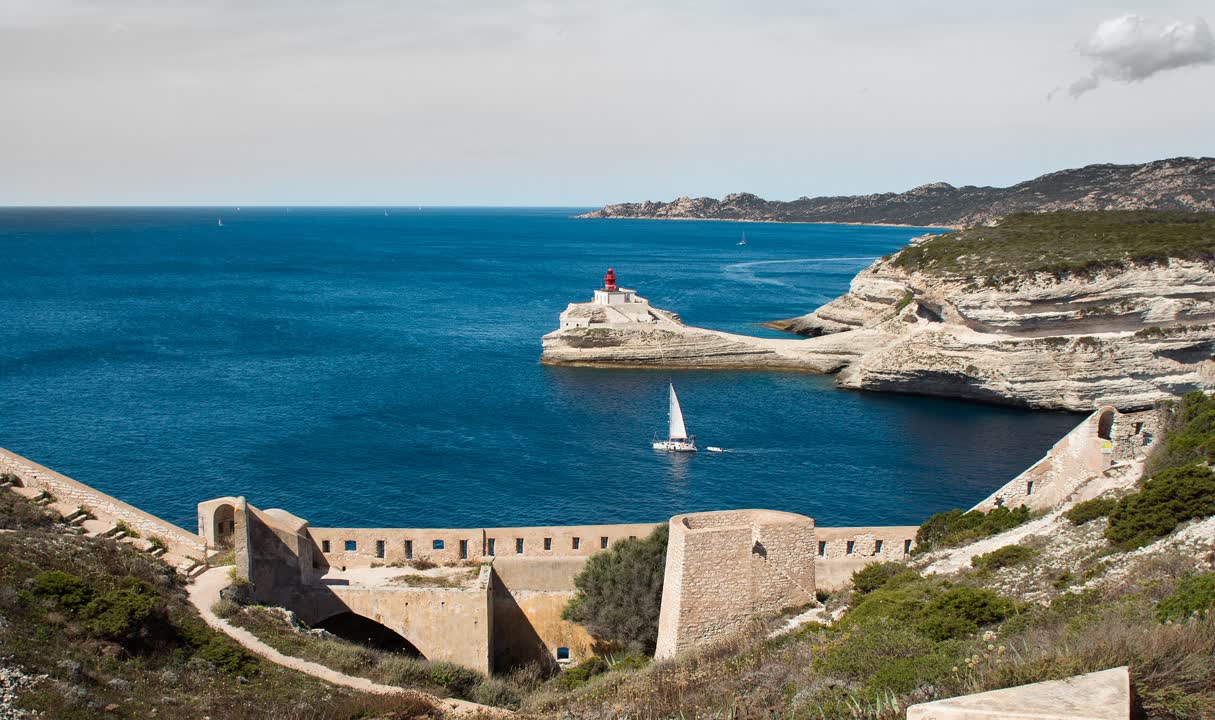JVO Voyage, votre agence de voyages en groupe par excellence, organise des excursions en France sur l'île de Beauté. Le golfe de Porto en Corse.