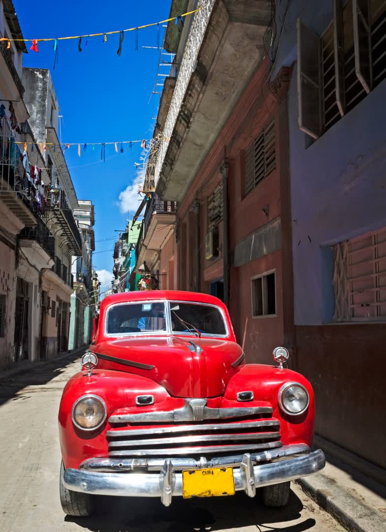 JVO Voyage, votre agence de voyages en groupe par excellence, organise des excursions à Cuba. Vieille voiture américaine dans les rues de la Havane.