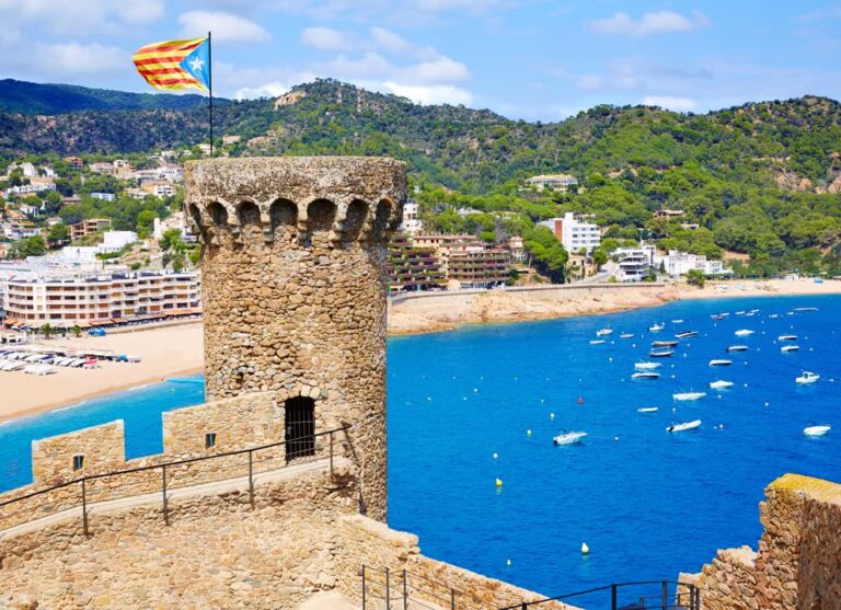 Vue aérienne des plages de Blanes. JVO Voyage, votre agence de voyages en groupe par excellence, organise des excursions en Espagne.